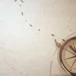 Vintage compass and map background; Symbol für Unterstützung im Projekt-Management