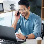 Customer Service Mitarbeiter in Telefon-Kontakt mit Kunden