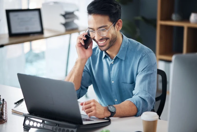 Customer Service Mitarbeiter in Telefon-Kontakt mit Kunden