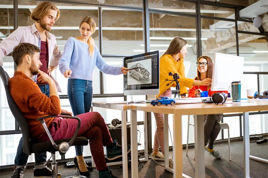 Ein Team von fünf jungen Menschen arbeitet zusammen in einem modernen Büro. Sie diskutieren ein 3D-Design auf einem Monitor, während eine Person eine Visualisierung zeigt. Diese Szene repräsentiert die Beratung in der Konzeptphase, unterstützt durch erweiterte Entscheidungsfindung, um fundierte Projektstrategien zu entwickeln. A team of five young people collaborates in a modern office. They are discussing a 3D design displayed on a monitor while one person showcases a visualization. This scene represents consultation in the concept phase, supported by advanced decision-making to develop well-informed project strategies.
