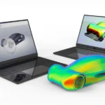 Zwei Laptops zeigen 3D-Modelle eines Autos, während ein physisches Modell im Vordergrund die aerodynamischen Ergebnisse von Systemtests darstellt. Diese Tests überprüfen die Leistung und Funktionalität des Fahrzeugs. Two laptops display 3D models of a car, with a physical model in the foreground showing aerodynamic results from system testing. These tests assess the vehicle's performance and functionality.