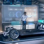 Ein Ingenieur interagiert mit einem holografischen Fahrzeugmodell, das auf einer Plattform präsentiert wird. Um ihn herum sind virtuelle Anzeigen sichtbar, die verschiedene Fahrzeugdaten und Komponenten wie Batterie, Motor und Sicherheit zeigen. Das Bild illustriert den Einsatz von virtuellem Modellbau und virtuellen Modellen in der Fahrzeugentwicklung. An engineer interacts with a holographic vehicle model displayed on a platform. Surrounding him are virtual displays showing various vehicle data and components such as battery, engine, and safety features. The image illustrates the use of virtual modeling and virtual models in vehicle development.