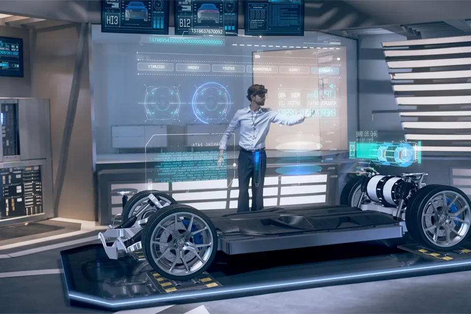 Ein Ingenieur interagiert mit einem holografischen Fahrzeugmodell, das auf einer Plattform präsentiert wird. Um ihn herum sind virtuelle Anzeigen sichtbar, die verschiedene Fahrzeugdaten und Komponenten wie Batterie, Motor und Sicherheit zeigen. Das Bild illustriert den Einsatz von virtuellem Modellbau und virtuellen Modellen in der Fahrzeugentwicklung. An engineer interacts with a holographic vehicle model displayed on a platform. Surrounding him are virtual displays showing various vehicle data and components such as battery, engine, and safety features. The image illustrates the use of virtual modeling and virtual models in vehicle development.