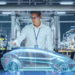 Ein Ingenieur führt einen Funktionalitätstest an einem holographischen Fahrzeugmodell durch. Verschiedene technische Daten wie Bremsstatus und Radkonditionen werden auf virtuellen Bildschirmen angezeigt, während das digitale Fahrzeugmodell eine detaillierte Analyse der Fahrzeugkomponenten ermöglicht. Das Bild illustriert den Prozess der Produktprüfung und Funktionalitätstests im Entwicklungsstadium. An engineer conducts a functionality test on a holographic vehicle model. Various technical data such as brake status and wheel conditions are displayed on virtual screens, while the digital vehicle model allows for a detailed analysis of the vehicle components. The image illustrates the process of product testing and functionality testing during the development stage.