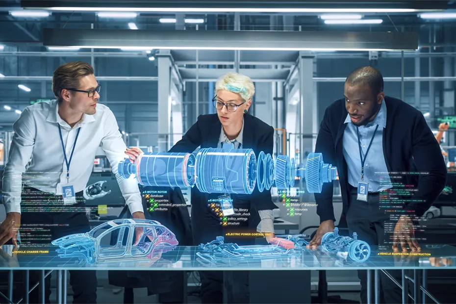 Drei Ingenieure analysieren eine holografische Darstellung von Fahrzeugkomponenten auf einem digitalen Tisch. Der Fokus liegt auf der Durchführung von Produksprüfungen, um die Funktionalität und Sicherheit der Bauteile zu überprüfen. Three engineers analyze a holographic display of vehicle components on a digital table. The focus is on conducting product testing to assess the functionality and safety of the parts.