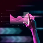 Eine Hand zeigt auf ein interaktives Diagramm mit geschwungenen Linien, das Technologiedaten darstellt. Das Bild symbolisiert die Systemprüfung und die Technologiebewertung in einem digitalen Kontext. A hand points to an interactive chart with curved lines displaying technology data. The image represents system testing and technology assessment in a digital context.