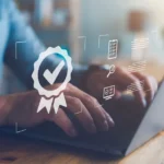 Hände tippen auf einer Laptop-Tastatur, während Symbole für Qualitätssicherung und Dokumentation auf dem Bildschirm schweben. Diese Szene steht für die PSS-Validierung, bei der Produkt-Service-Systeme auf Einhaltung von Qualitätsstandards und Spezifikationen überprüft werden. Hands typing on a laptop keyboard, with icons representing quality assurance and documentation floating on the screen. This scene represents PSS validation, where product-service systems are tested for compliance with quality standards and specifications.