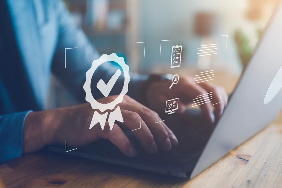 Hände tippen auf einer Laptop-Tastatur, während Symbole für Qualitätssicherung und Dokumentation auf dem Bildschirm schweben. Diese Szene steht für die PSS-Validierung, bei der Produkt-Service-Systeme auf Einhaltung von Qualitätsstandards und Spezifikationen überprüft werden. Hands typing on a laptop keyboard, with icons representing quality assurance and documentation floating on the screen. This scene represents PSS validation, where product-service systems are tested for compliance with quality standards and specifications.