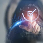 Eine Hand tippt auf ein digitales Häkchen-Symbol über einer Weltkugel. Der Prozess der PSS-Validierung stellt sicher, dass das Produkt-Service-System globale Standards und Qualitätsanforderungen erfüllt. A hand taps on a digital checkmark icon above a globe. The PSS validation process ensures that the product-service system meets global standards and quality requirements.