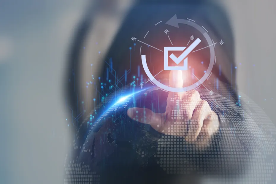 Eine Hand tippt auf ein digitales Häkchen-Symbol über einer Weltkugel. Der Prozess der PSS-Validierung stellt sicher, dass das Produkt-Service-System globale Standards und Qualitätsanforderungen erfüllt. A hand taps on a digital checkmark icon above a globe. The PSS validation process ensures that the product-service system meets global standards and quality requirements.
