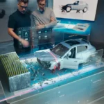 Zwei Ingenieure überwachen eine holographische Darstellung eines Autounfallszenarios, das im Rahmen eines Sicherheitstests durchgeführt wird. Das digitale Modell zeigt ein Auto, das bei einem Crash-Test verformt wurde, während Daten wie Geschwindigkeit und Beschleunigung auf dem Bildschirm angezeigt werden. Das Bild verdeutlicht den Prozess der Produktprüfung und Sicherheitsbewertung. Two engineers are observing a holographic representation of a car crash scenario conducted as part of a safety test. The digital model shows a car deformed in a crash test, with data such as speed and acceleration displayed on the screen. This image illustrates the process of product testing and safety assessment.
