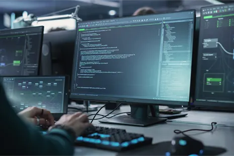 Ein Entwickler arbeitet an einem Computer mit mehreren Bildschirmen, auf denen Programmcode und technische Diagramme angezeigt werden. Im Kontext von Value Engineering & Analysis werden Daten analysiert, um die Effizienz von Prozessen und Systemen zu optimieren und Verbesserungspotenziale zu identifizieren. A developer works on a computer with multiple screens displaying code and technical diagrams. In the context of Value Engineering & Analysis, data is analyzed to optimize the efficiency of processes and systems, identifying areas for improvement.