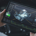 Ein Automobilingenieur hält ein Tablet, auf dem eine Echtzeit-Simulation von Fahrzeugdiagnosen angezeigt wird. Das Bild zeigt ein 3D-Rendering eines virtuellen Elektrofahrzeug-Prototyps, das zur Systemprüfung und integrierten Prüfsimulationen verwendet wird. An automotive engineer holds a tablet displaying a real-time simulation of vehicle diagnostics. The image shows a 3D rendering of a virtual electric vehicle prototype used for system testing and integrated test simulations.