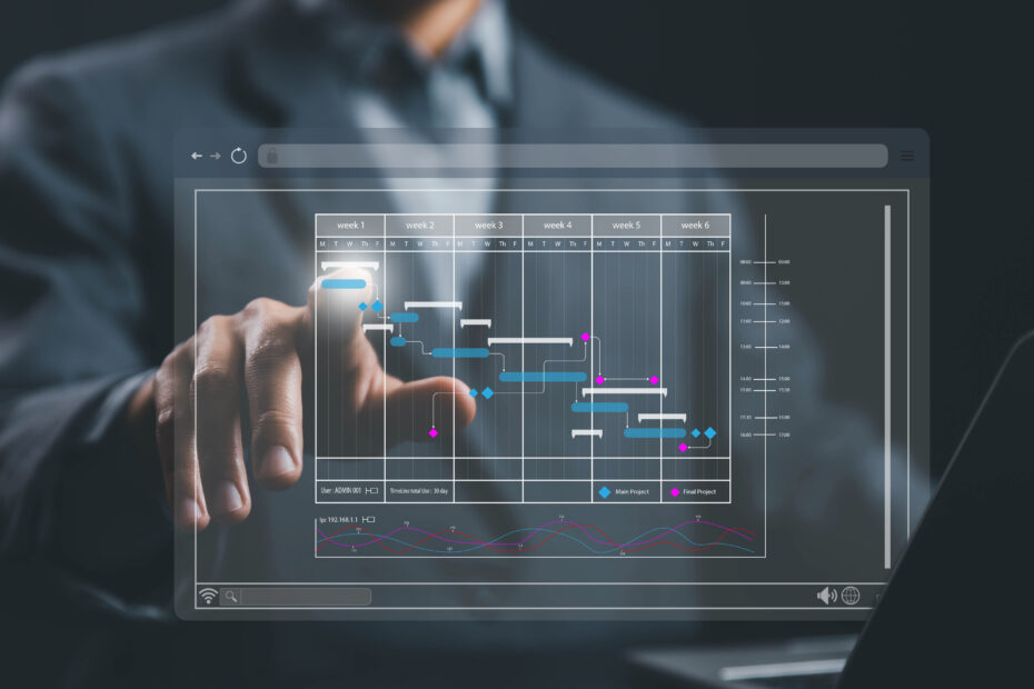 Eine Person in einem Anzug arbeitet mit einem digitalen Gantt-Diagramm, das auf einem transparenten Bildschirm angezeigt wird. Der Zeitplan zeigt verschiedene Phasen der PSS-Planung mit Aufgaben, Meilensteinen und Projektschritten. A person in a suit interacts with a digital Gantt chart displayed on a transparent screen. The schedule outlines various phases of PSS planning, including tasks, milestones, and project steps.