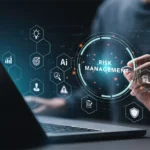 Ein Mensch arbeitet an einem Laptop, während holografische Symbole zu Themen wie Risiko-Management, Künstliche Intelligenz und anderen strategischen Elementen auf einem digitalen Interface erscheinen. Realisierungsplanung und Risikobewertung stehen im Mittelpunkt der dargestellten Prozesse. A person is working on a laptop while holographic icons related to topics like risk management, artificial intelligence, and other strategic elements appear on a digital interface. Implementation planning and risk assessment are central to the processes depicted.