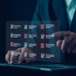 Eine Person überprüft eine digitale Checkliste mit Häkchen und Kreuzen, um die PSS-Definition (Product-Service-System) zu bewerten. Die PSS-Definition umfasst die Identifizierung von Anforderungen und die Prüfung, ob diese erfüllt wurden. A person reviews a digital checklist with checkmarks and crosses to assess the PSS definition (Product-Service-System). PSS definition involves identifying requirements and checking if they have been met.