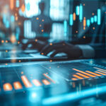 Auf einem Bildschirm sind Balkendiagramme und digitale Analysen zu sehen, während im Hintergrund eine Person auf einem Laptop arbeitet. Die dargestellten Daten und Visualisierungen stehen im Zusammenhang mit der PSS-Planung und strategischen Datenanalyse. Bar charts and digital analytics are displayed on a screen, while in the background a person works on a laptop. The visualized data and analytics are related to PSS planning and strategic data analysis.