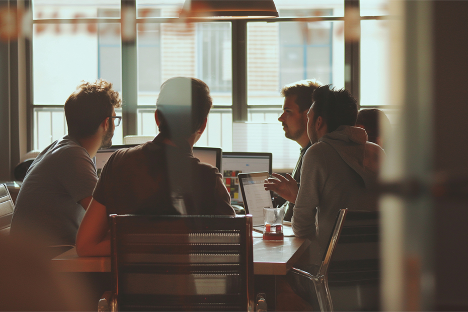 Eine Gruppe von Designern sitzt an einem Tisch und diskutiert Ideen, während sie an Laptops arbeiten. Im Rahmen von Styling, Visualisierung und Design Exploration entwickeln sie kreative Konzepte und erforschen neue Ansätze zur Gestaltung von Produkten. A group of designers sits at a table discussing ideas while working on laptops. In the context of styling, visualization, and design exploration, they are developing creative concepts and exploring new approaches to product design.