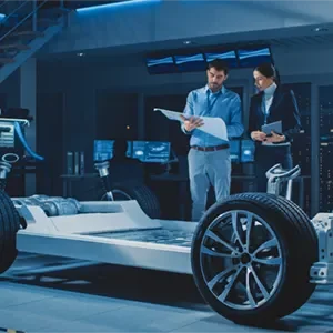 Zwei Ingenieure besprechen die Pläne eines Fahrgestell-Prototyps in einer modernen Werkstatt, um innovative Mobilitätskonzepte zu entwickeln. Das Chassis ist Teil eines zukunftsorientierten Mobilitätskonzepts, das nachhaltige und effiziente Lösungen für die Zukunft der Automobilindustrie bietet. Two engineers are discussing the plans of a chassis prototype in a modern workshop, developing innovative mobility concepts. The chassis is part of a forward-thinking mobility concept, providing sustainable and efficient solutions for the future of the automotive industry.